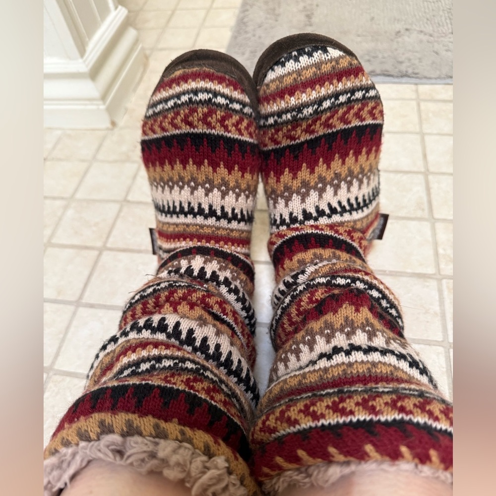 Cozy burgundy and cream / tan Muk Luks Slouchy Knit Slippers - small